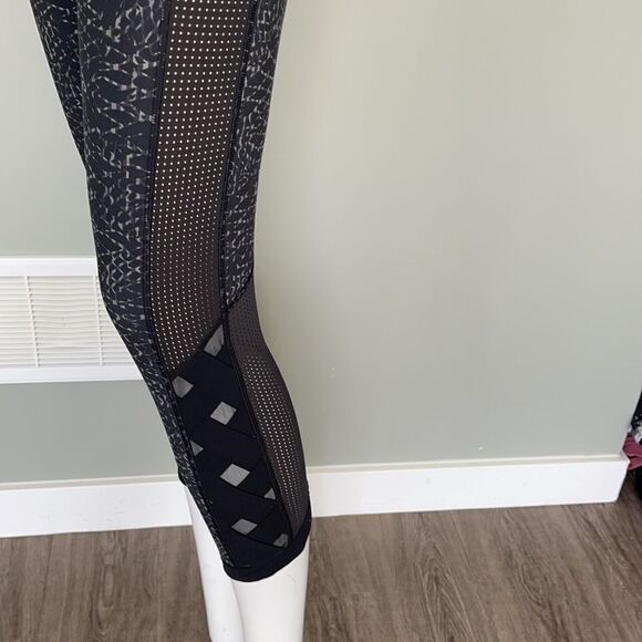 Lululemon size 8 capris - Picture 3 of 4